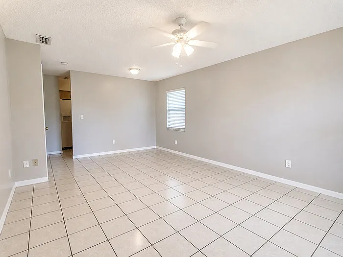 3 bed, 2.0 bath, 1062 sqft, $1,725 — Photo 2