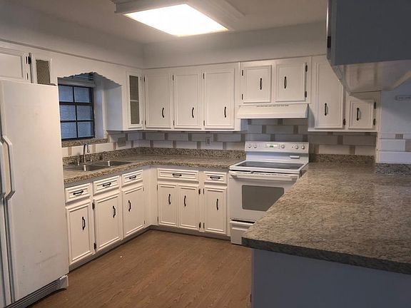 4th image of 117 E Gardenia Ave