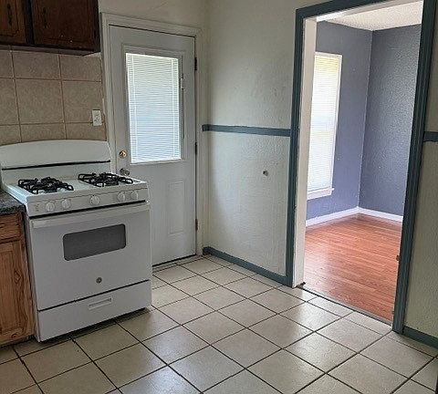 5th image of 803 Conder St