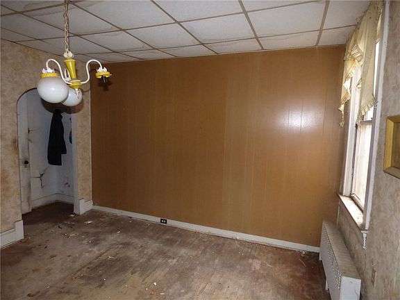 4th image of 320 Lorenz Ave