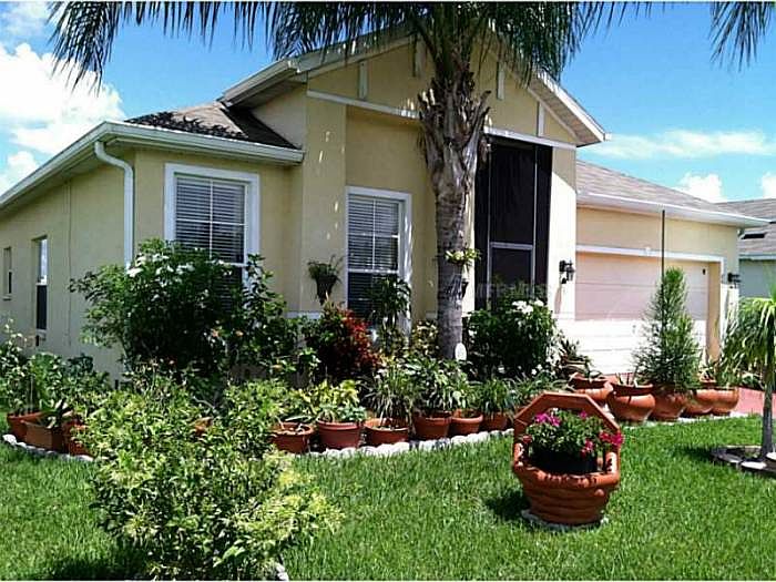 1st image of 864 Hacienda Cir