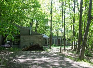 569 Weirich Dr, Saugatuck, MI 49453