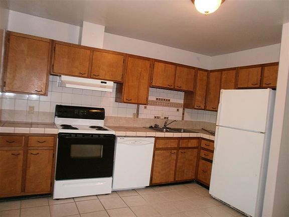 2nd image of 860 Willow Ave