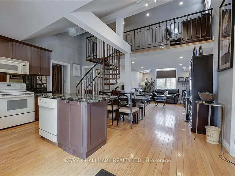 2052 Centre Ave — Photo 3