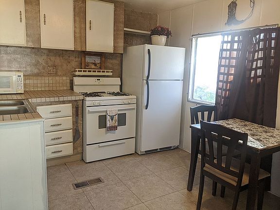 Open eat in kitchen w/doublesink