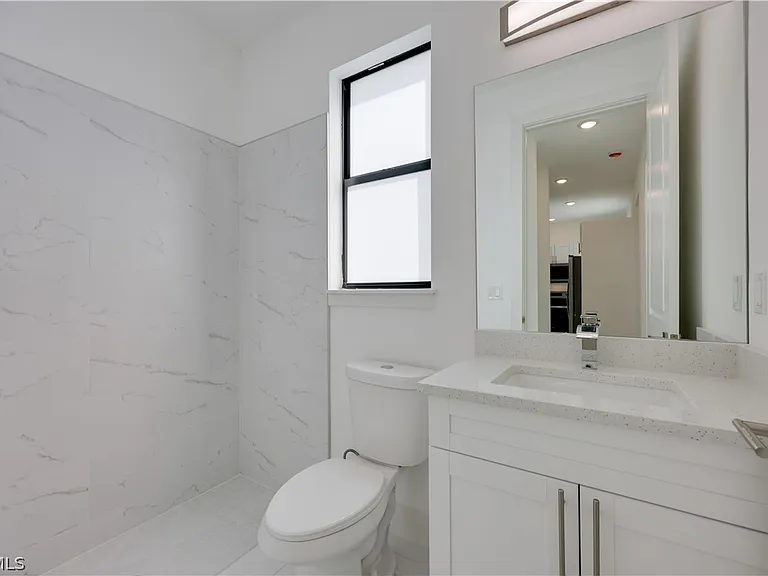 714 W 12th St — Photo 17