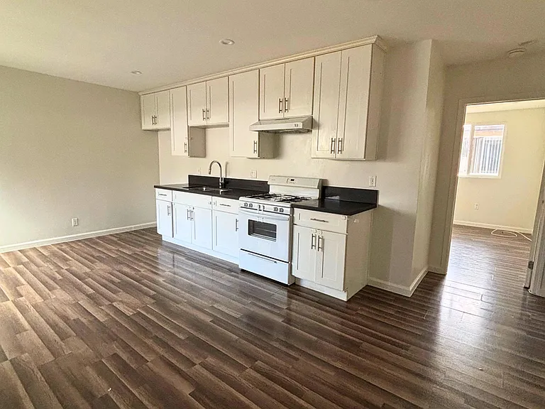 4020 Stevely Ave — Photo 10