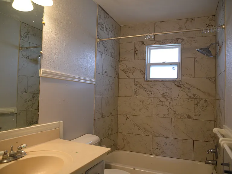 2423 E 8th St #4 — Photo 7