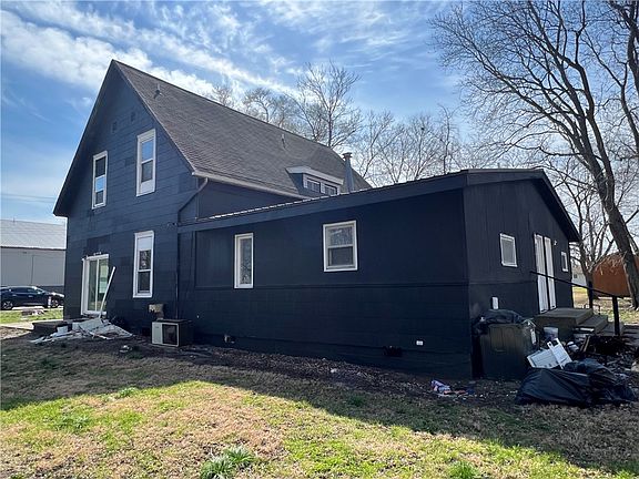 5th image of 208 Poplar St