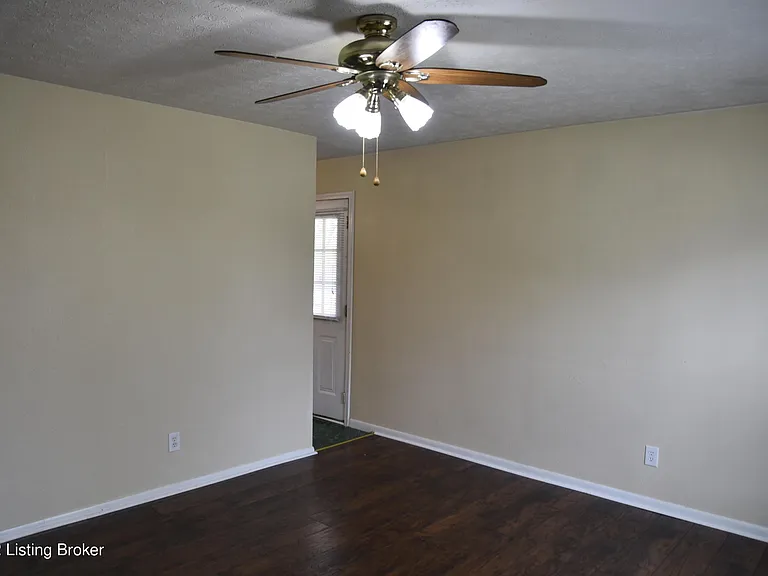 11408 Center Hill Ct — Photo 6