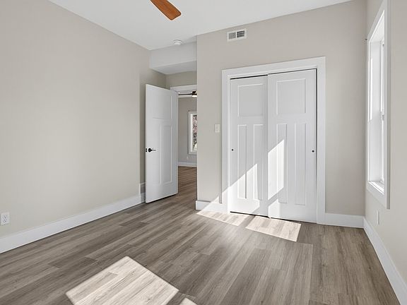 5th image of 104 S Oak St