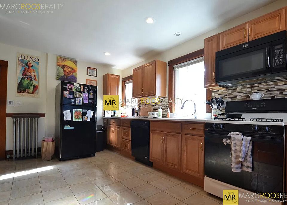 1st image of 20 Lyne Rd #2