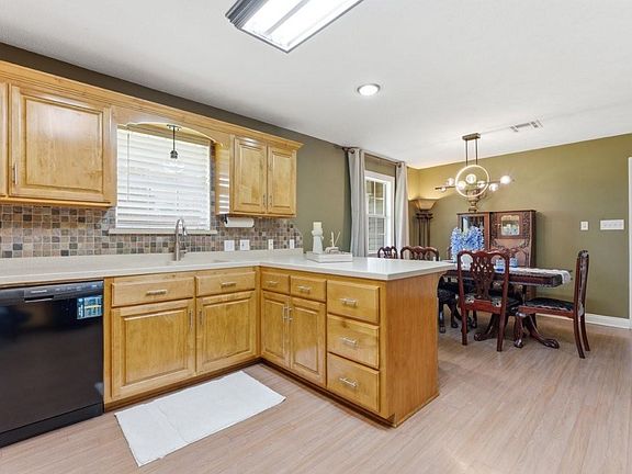 3rd image of 1304 Theriot Rd