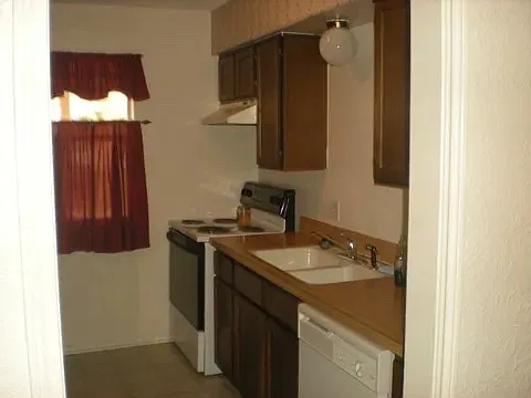 4 bed, 1800 sqft, $2,600 — Photo 2