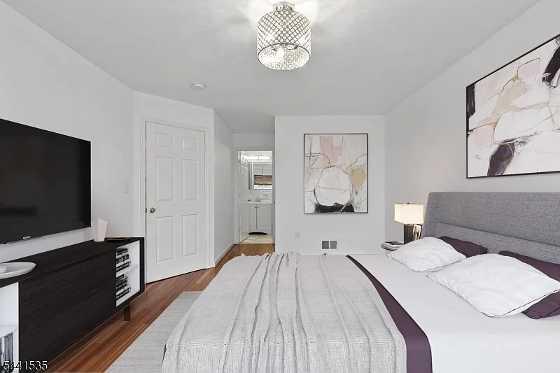 3 bed, 2.0 bath, 1200 sqft, $2,675 — Photo 3