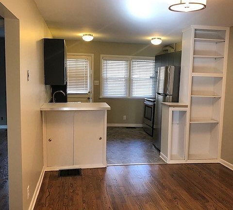 4th image of 2701 Grinstead Dr APT 2