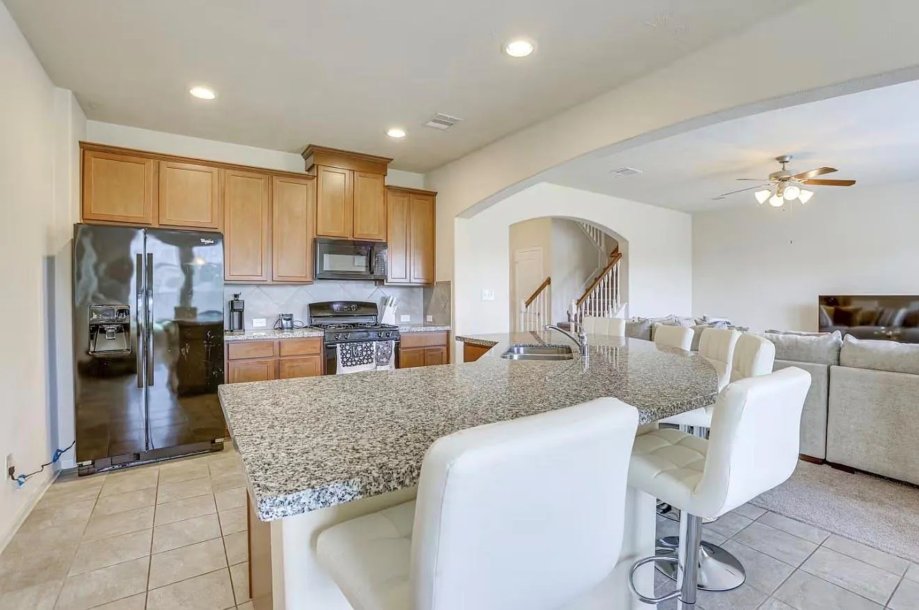 4 bed, 2.5 bath, 2023 sqft, $2,500 — Photo 4