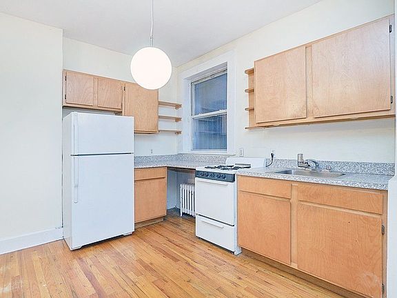 5th image of 239 W 100th St APT 1R