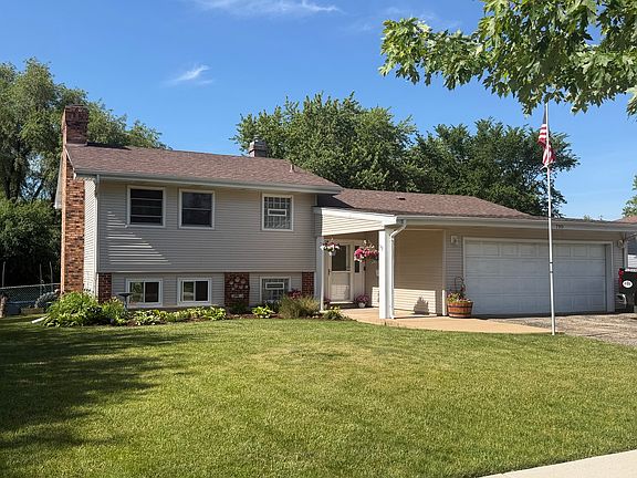 2nd image of 790 Evergreen Ln