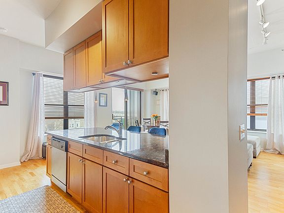 5th image of 1122 W Catalpa Ave APT 613