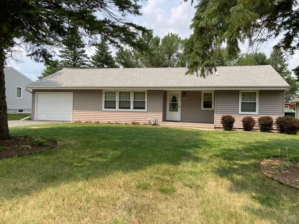 901 Des Moines Dr, Windom, MN 56101