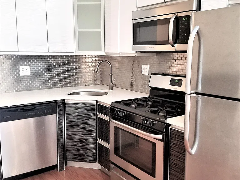 28 Scholes St #2-R — Photo 1