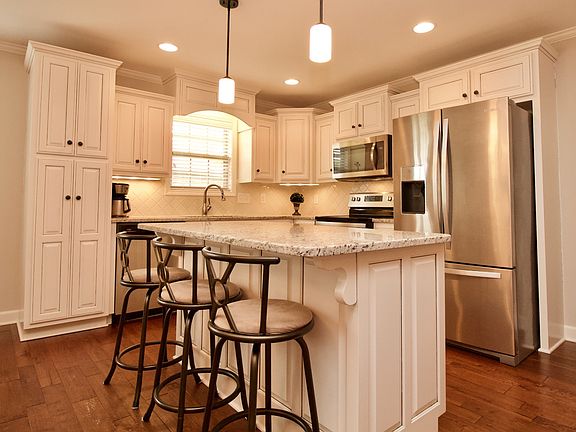 3rd image of 448 Lucy Cir