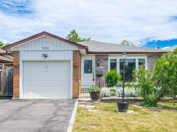 3226 Monica Dr, Mississauga, ON L4T 3E7