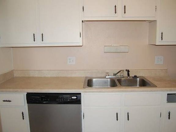 Big kitchen-w/dishwasher