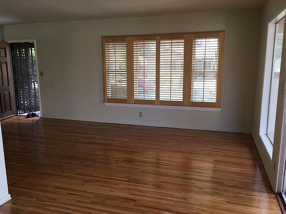 5th image of 4272 Moore St