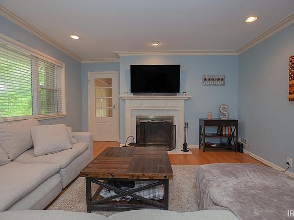 3rd image of 3015 E Powell Ave