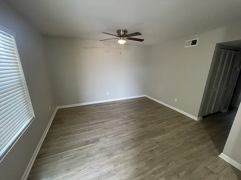 University Crossings Apartments — Photo 11