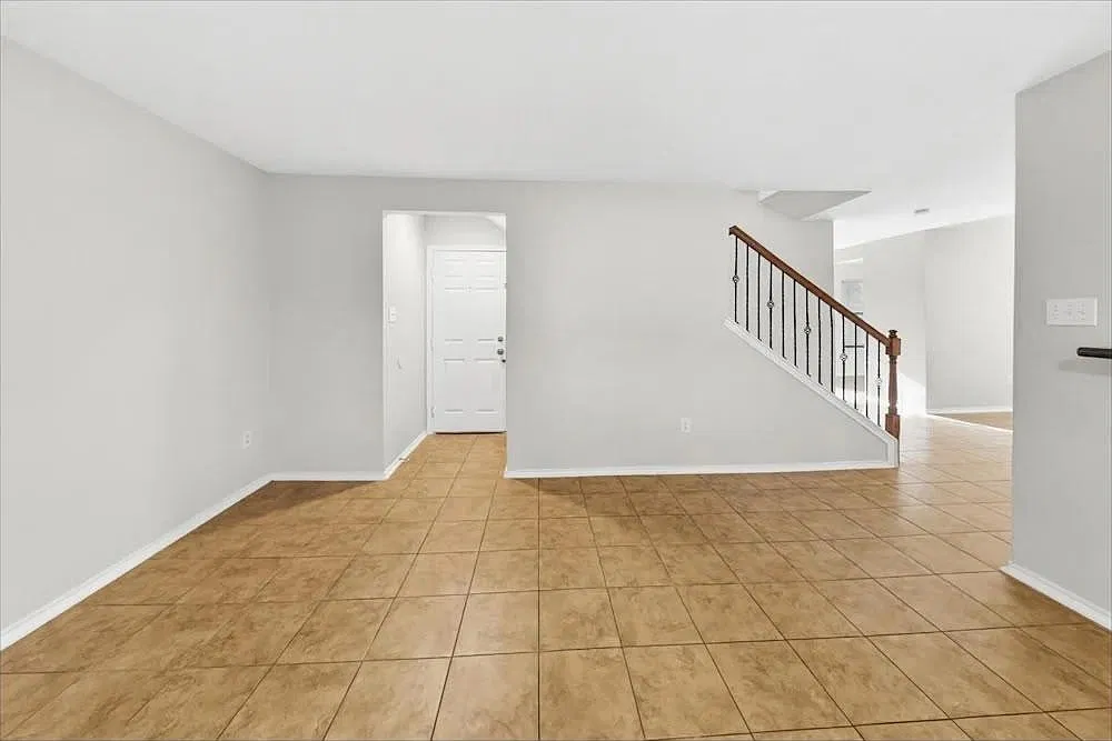 4 bed, 2.0 bath, 2563 sqft, $1,550 — Photo 3