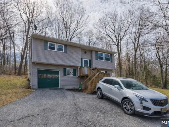 88 Wawayanda Rd, Highland Lakes, NJ 07422