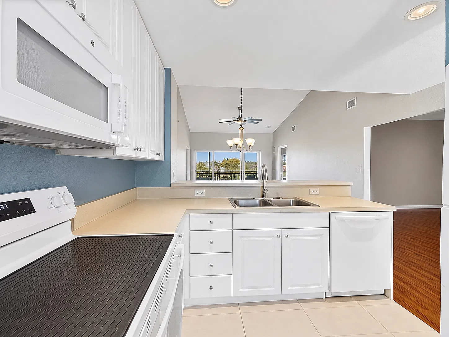 2 bed, 1168 sqft, $1,350 — Photo 2