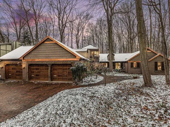 21679 Beauford Ln, Northville, MI 48167