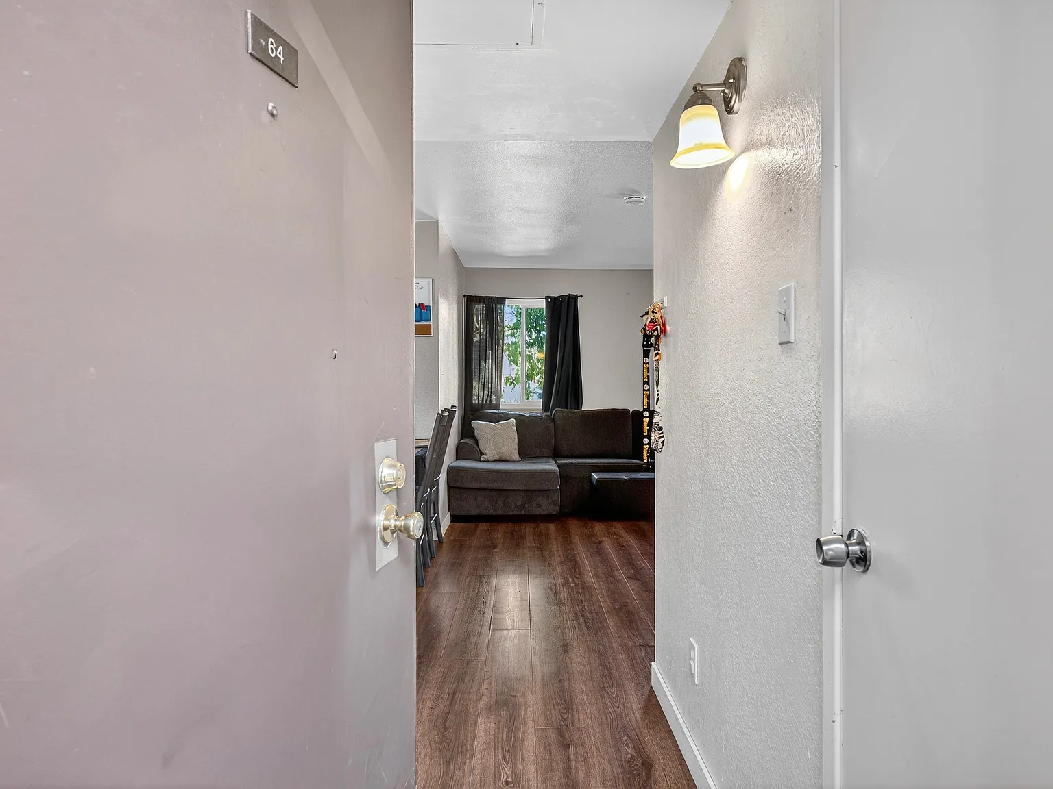 2 bed, 695 sqft, $1,600 — Photo 2