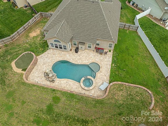 5th image of 725 Heddington Ct