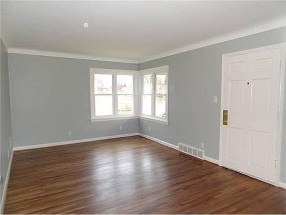 Living room no furniture