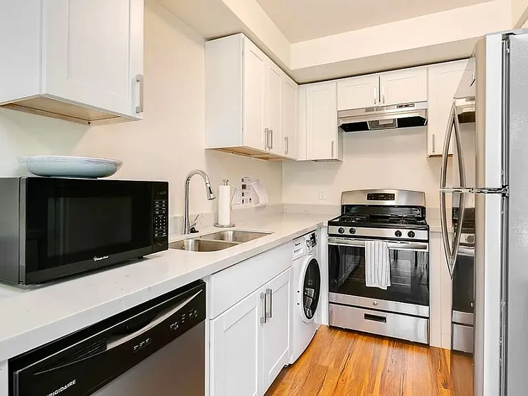 303 N Oakland Ave — Photo 2