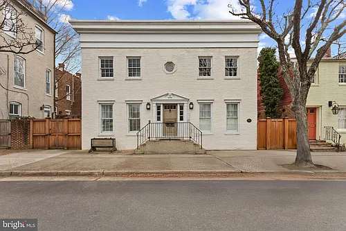 810 Queen St #4 Photo 1