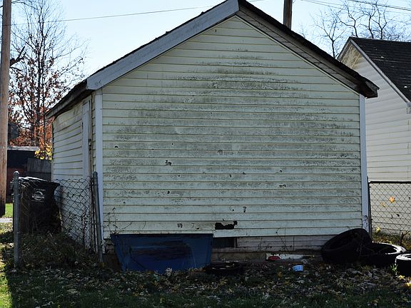 5th image of 1046 E Pearl St