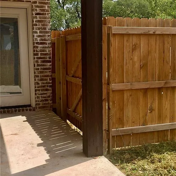 109 Ehlinger Dr — Photo 2