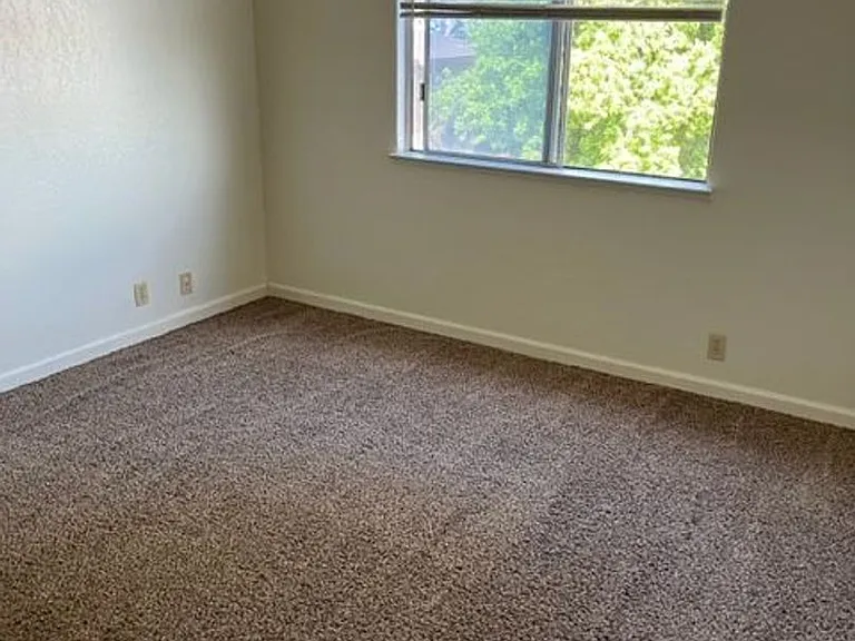420 N Maple Ave — Photo 6