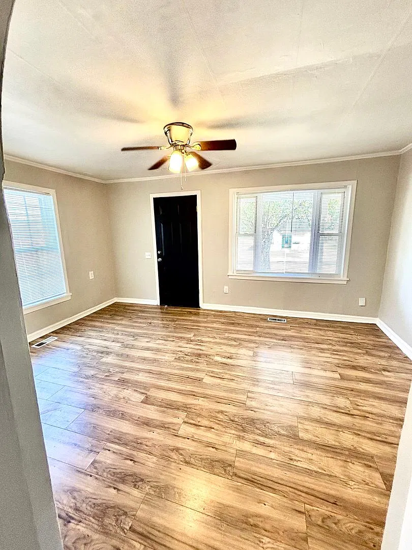 631 Warner--Move In Ready! — Photo 3