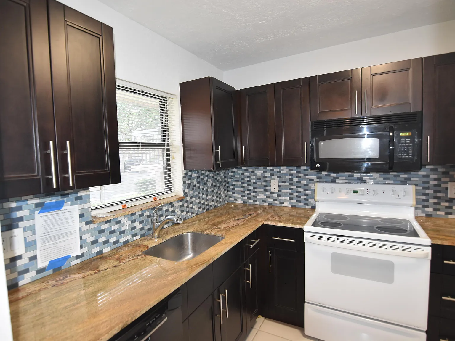 21895 Lake Forest Cir — Photo 2