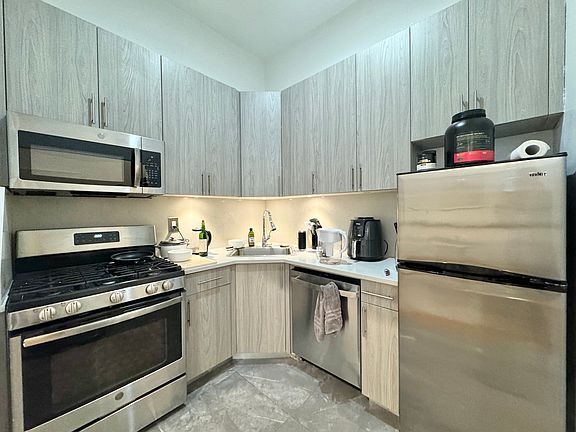 5th image of 10 Jones St APT 3H
