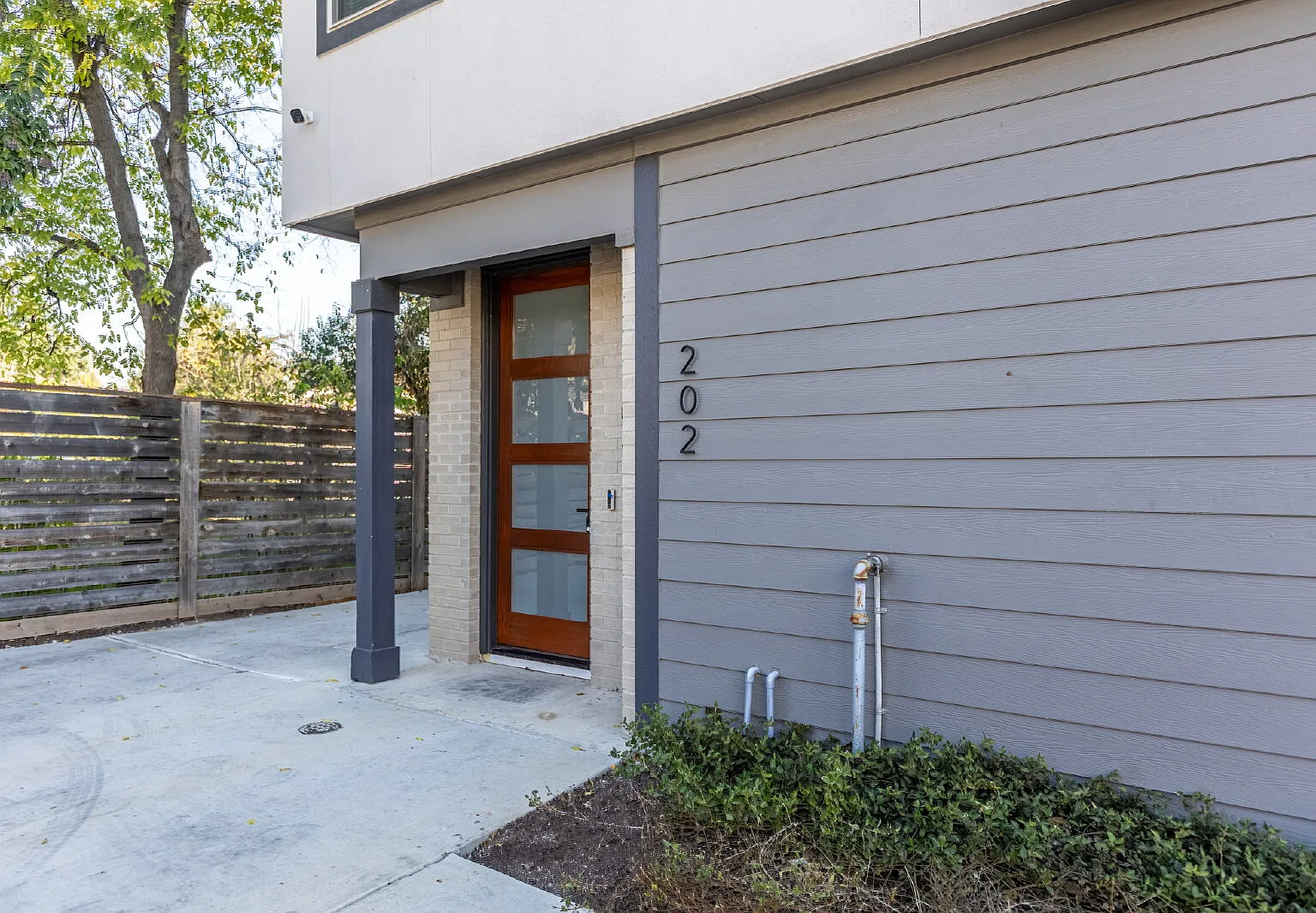 3 bed, 2.5 bath, 1983 sqft, $2,500 — Photo 2