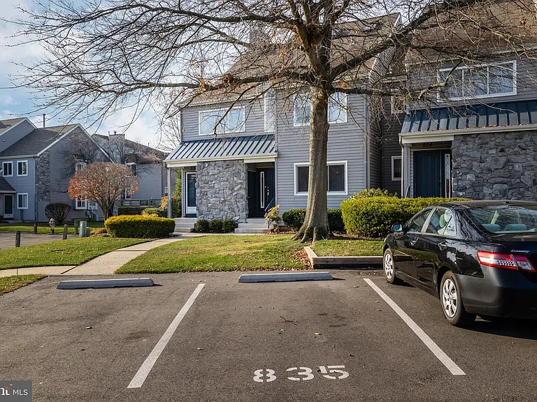 835 Chanticleer — Photo 2