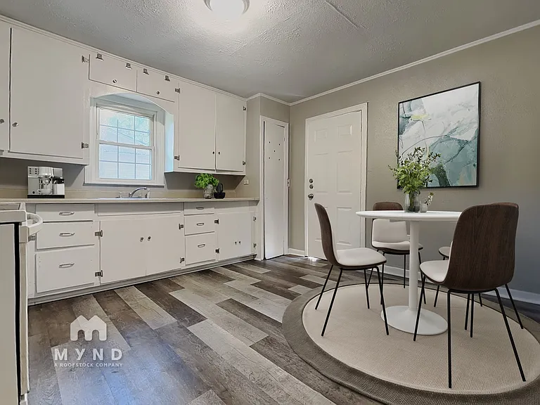 404 N Kenwood Rd — Photo 2